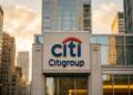 Logotipo de Citigroup en un entorno financiero corporativo moderno