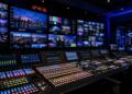 Sala de control de televisión con equipos de producción profesional.