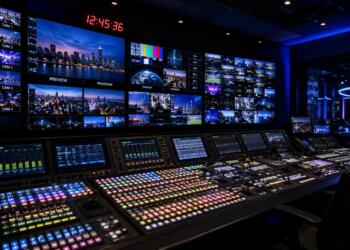 Sala de control de televisión con equipos de producción profesional.