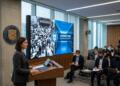 Título: Reunión de equipo en las oficinas de Citi en Nueva York Texto Alt: Profesionales en reunión de negocios dentro de la oficina de Citi con vista urbana.