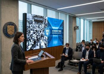 Título: Reunión de equipo en las oficinas de Citi en Nueva York Texto Alt: Profesionales en reunión de negocios dentro de la oficina de Citi con vista urbana.
