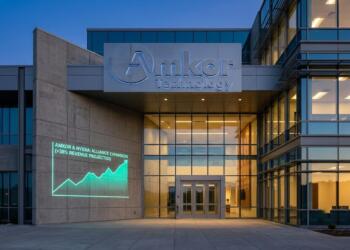 Edificio de Amkor Technology con gráfica verde proyectada sobre la expansión con Nvidia.