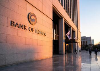 Vista lateral del Bank of Korea con su logo y personas caminando a la entrada.