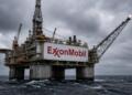 Plataforma petrolera de ExxonMobil en un entorno marítimo.