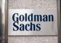 Logotipo de Goldman Sachs en una fachada corporativa moderna