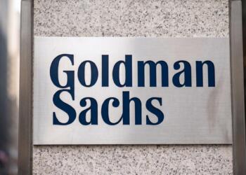 Logotipo de Goldman Sachs en una fachada corporativa moderna