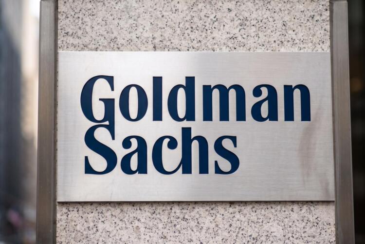 Logotipo de Goldman Sachs en una fachada corporativa moderna
