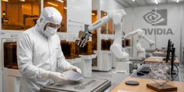 Un ingeniero de sala limpia de OpenAI sostiene una oblea de silicio sobre una bandeja de la misma empresa dentro de un laboratorio de alta tecnología con robots de NVIDIA.