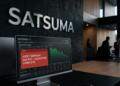 Pantalla con alerta roja de liquidación de 668 BTC en la oficina de Satsuma.