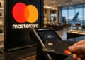 Pago sin contacto con tarjeta Mastercard en un entorno comercial.