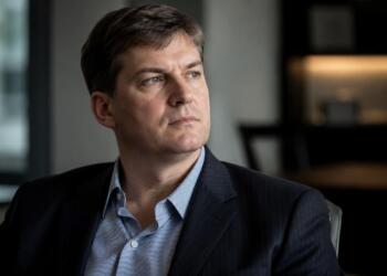 Michael Burry en un retrato editorial con expresión analítica.