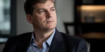 Michael Burry en un retrato editorial con expresión analítica.