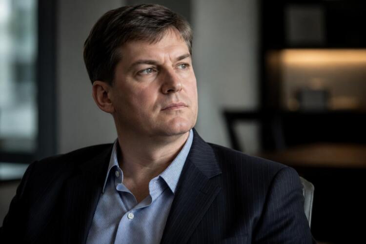 Michael Burry en un retrato editorial con expresión analítica.