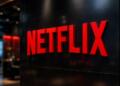Logotipo de Netflix en un entorno corporativo moderno y elegante.