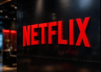 Logotipo de Netflix en un entorno corporativo moderno y elegante.