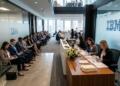 Candidatos esperan turno frente al mostrador de recepción
