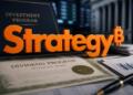 Logotipo de Strategy sobre documentos financieros de un programa de inversión