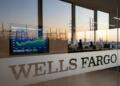Pantalla con gráfico de rendimiento energético y el logotipo de Wells Fargo en una oficina.