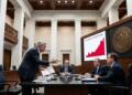 Oficiales de la Reserva Federal discutiendo un informe sobre riesgo de inflación acelerada.