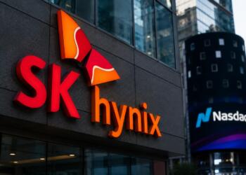 Logotipo de SK Hynix destaca en su sede antes de su llegada a Nasdaq.