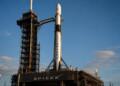 Cohete de SpaceX sobre la plataforma de lanzamiento.