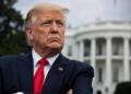Donald Trump con la Casa Blanca al fondo en tono editorial.