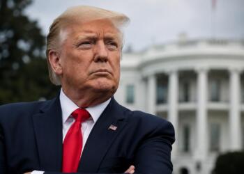 Donald Trump con la Casa Blanca al fondo en tono editorial.