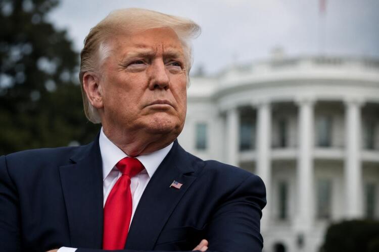 Donald Trump con la Casa Blanca al fondo en tono editorial.