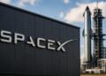Logotipo de SpaceX junto a Starship en la plataforma de lanzamiento.