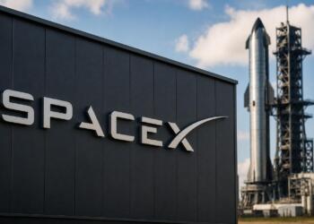 Logotipo de SpaceX junto a Starship en la plataforma de lanzamiento.