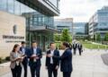 Analistas toman notas durante una visita a las oficinas de UnitedHealth Group