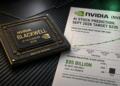 Chip Nvidia Blackwell B100 junto a un informe financiero con pronóstico de acciones.