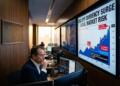 Operador en el Bank of Japan & Global Forex Desk observa pantallas con gráficos financieros.