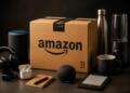 Caja de Amazon rodeada de productos y dispositivos tecnológicos.