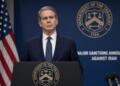 Funcionario del Departamento del Tesoro de EE. UU. habla en un atril oficial.