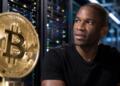 Arthur Hayes junto a un símbolo de Bitcoin en primer plano.