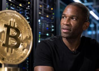 Arthur Hayes junto a un símbolo de Bitcoin en primer plano.