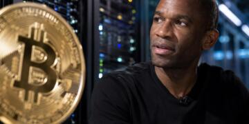 Arthur Hayes junto a un símbolo de Bitcoin en primer plano.