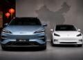 Vehículos eléctricos de BYD y Tesla en un escenario automotriz.