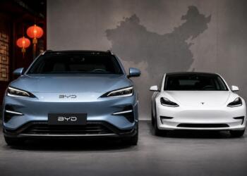 Vehículos eléctricos de BYD y Tesla en un escenario automotriz.