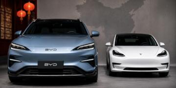 Vehículos eléctricos de BYD y Tesla en un escenario automotriz.