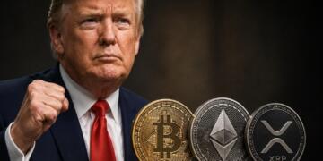 Donald Trump junto a Bitcoin, Ethereum y XRP en una imagen editorial.