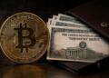 Bitcoin y bonos del Tesoro de EE.UU. en una composición financiera.