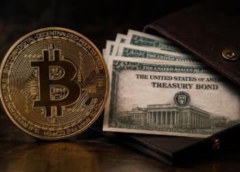 Bitcoin y bonos del Tesoro de EE.UU. en una composición financiera.