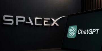 Logotipo de SpaceX junto a la interfaz de ChatGPT en una escena editorial.