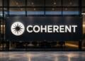 Logotipo de Coherent en una sede corporativa durante sus resultados.