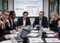 Ejecutivos reunidos en una sala revisan propuestas de financiación de Nvidia.