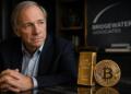 Ray Dalio junto a oro y Bitcoin en una escena financiera editorial.