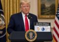 Donald Trump habla en un atril oficial sobre el control parcial de reservas de petróleo.