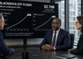 Tres ejecutivos en una sala de juntas observan gráficos sobre flujos de ETF de BlackRock.